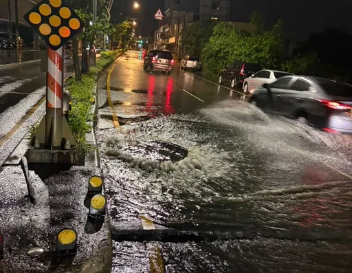 大雨路面積水打滑！雙載機車母子自摔　雙雙受傷送醫