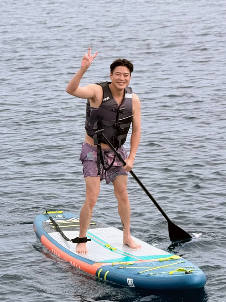 李易分享玩水上設施照片。翻攝李易臉書