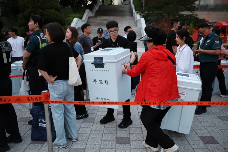 南韓舉行全國性的地方選舉投票。路透社