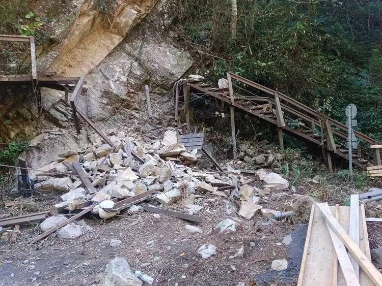 蝴蝶谷步道1.4K處木棧橋去年曾遭落石重擊毀壞，林業署已完成修復，此次落石事故發生在1.2K處。翻攝林業署台中分署臉書