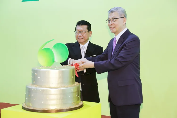國泰金董事長蔡宏圖（右）大股東蔡鎮宇（左）兄弟聯袂出席慶祝國泰金控60週年慶。國泰金控提供