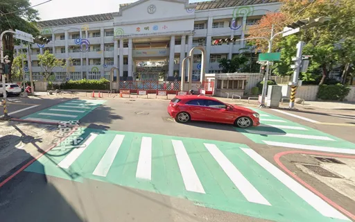 闖紅燈罰錢又記點　駕駛提行政訴訟要求撤單　法官「這原因」准了