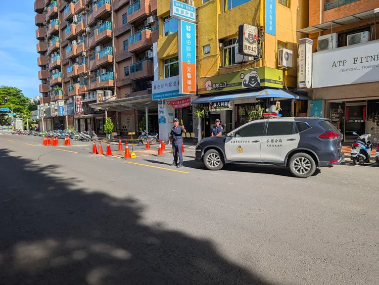 同慶路出現坑洞，造成騎士受傷，水利局連夜回填。翻攝畫面