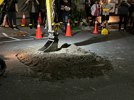 高雄苓雅同慶路坑洞害機車慘摔2傷！水利局漏夜回填　初判是這原因