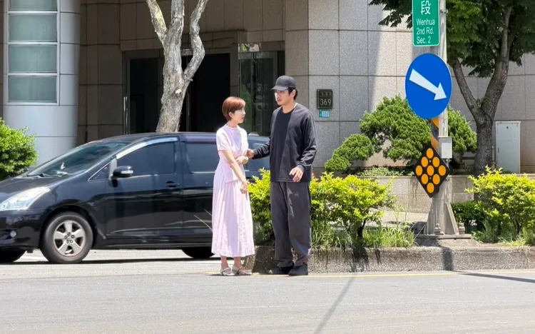 吳政澔（右）和王晴在路邊拍攝。民視提供