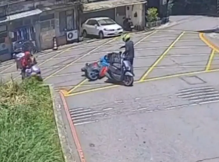 自摔倒地。翻攝畫面
