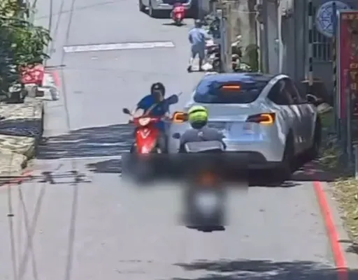 7旬翁酒駕擦撞小客車肇逃！熱心騎士尾隨攔截　驚見他醉到自摔