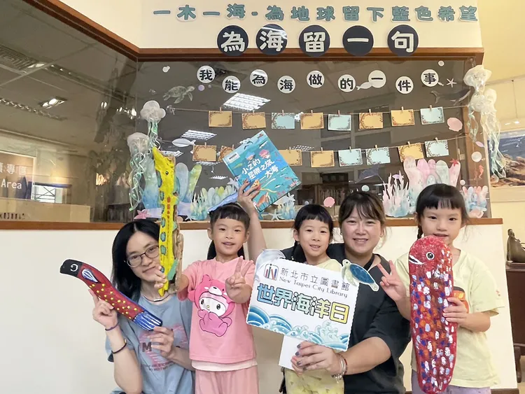 藝術家帶領親子運用北海岸漂流木進行彩繪創作，讓漂流木從海灘上的垃圾，變成充滿創意的藝術品。館方提供
