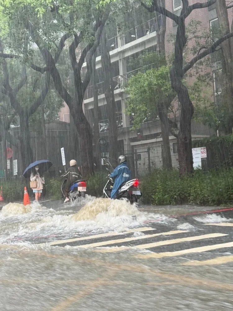 新竹光復路淹水，劉彥伶提醒民眾行車安全。翻攝劉彥伶Threads