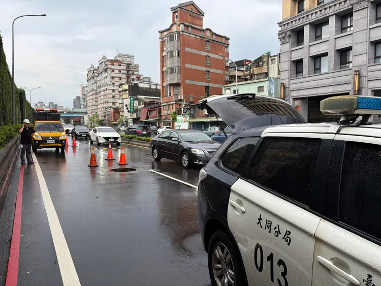 警方在環河北路一段車道交通管制。北市府提供