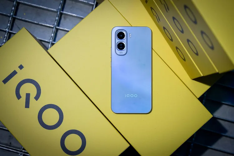iQOO Z11提供12GB RAM+256GB ROM建議售價16,999元。iQOO提供