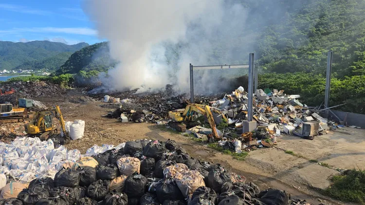 蘭嶼垃圾掩埋場大火今晨獲控制。消防局提供