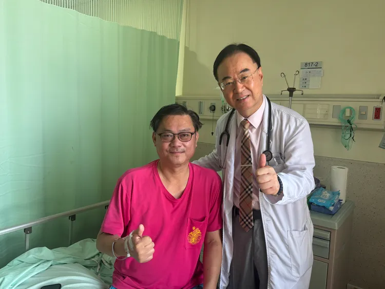 李姓患者（左）向許人文醫師表示，將積極治療牙周病並戒菸戒酒。烏日林新提供