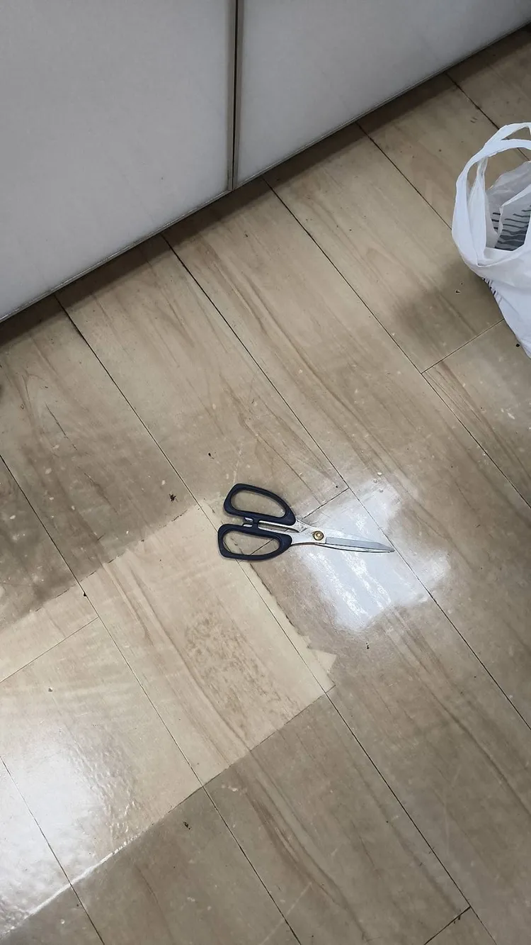 警方查扣凶器剪刀一把。翻攝畫面