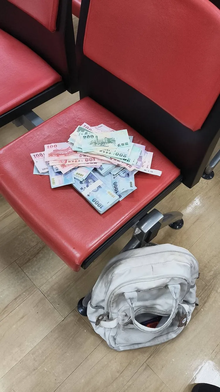 王男闖銀行得手現金40萬餘元，但來不及逃就被當場制伏。翻攝畫面