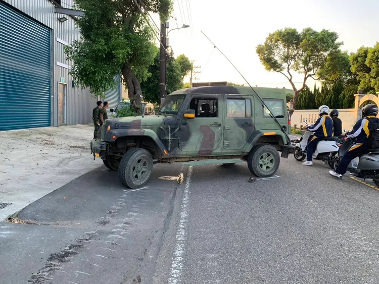 輕型戰術輪車與機車擦撞。八德警分局提供