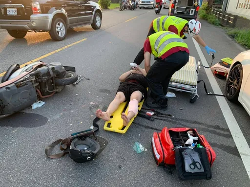 軍車迴轉擦撞機車　騎士連人帶車倒地擦挫傷送醫