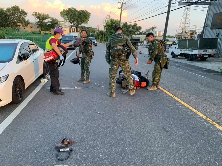 事故發生後，車上的軍人下車關切騎士傷勢。八德警分局提供