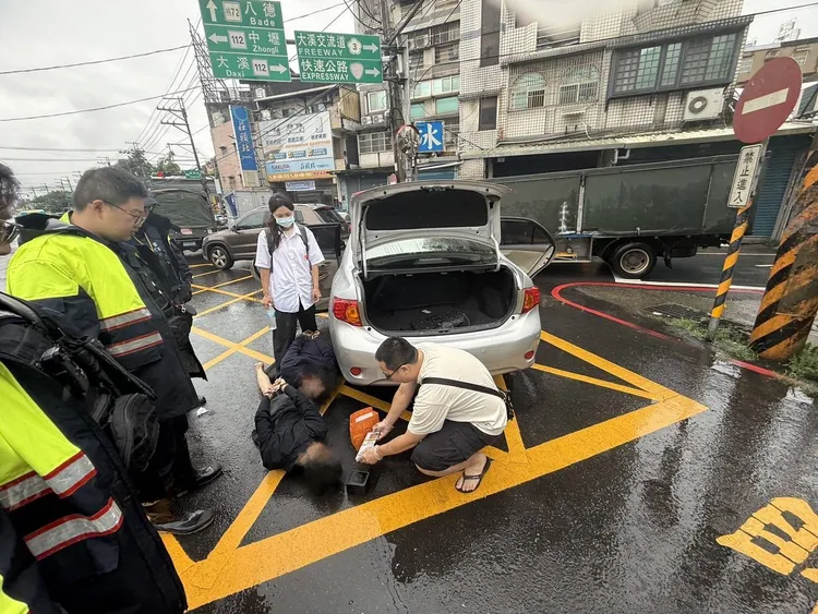 警員制伏車手。桃園警分局提供