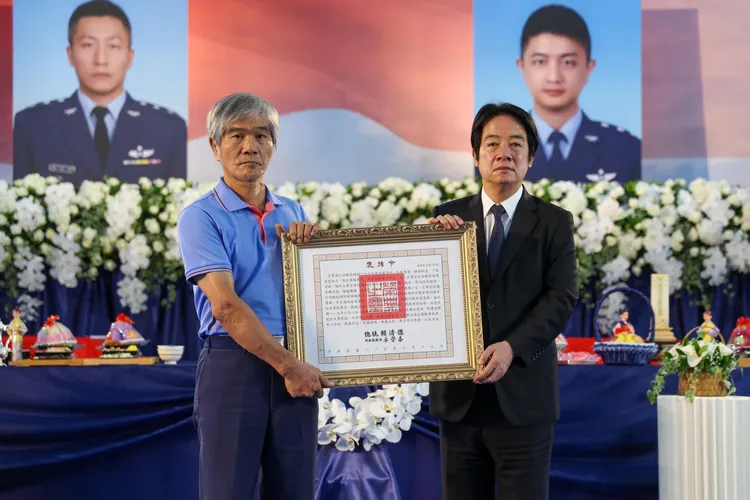 賴清德說，我要向俊男、季佑的家人至上最深的哀悼之意，也要代表國家及全體國人，感謝你們願意讓最心愛的兒子、丈夫、父親，投身軍旅、保家衛國，感謝你們。總統府提供