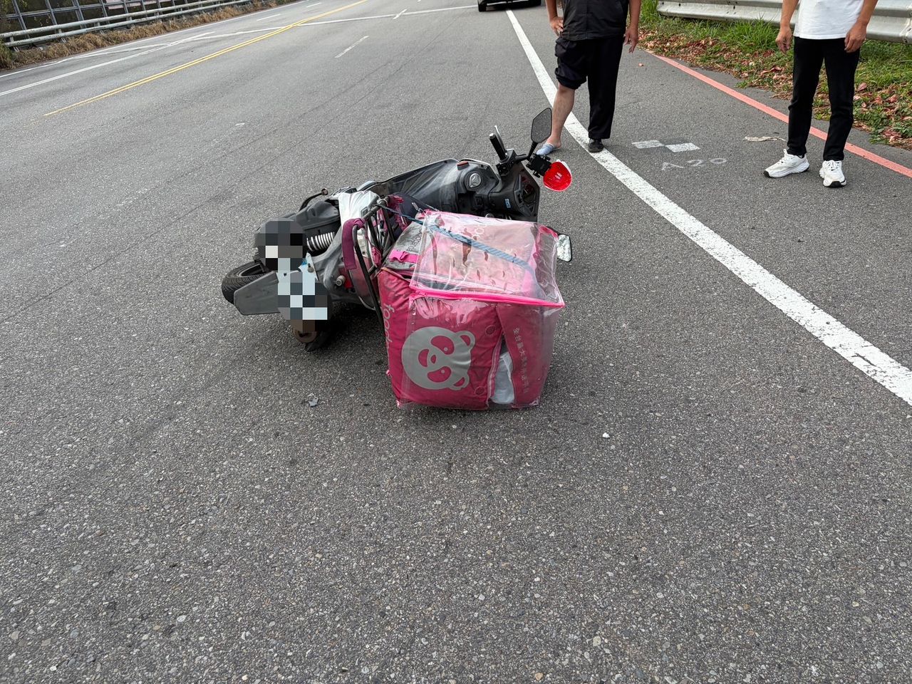 外送員清晨趕送餐 國1匝道口遭轉彎車擊落