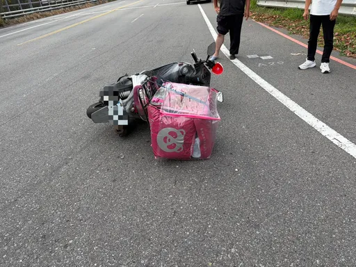 外送員清晨趕送餐　國1匝道口遭轉彎車擊落