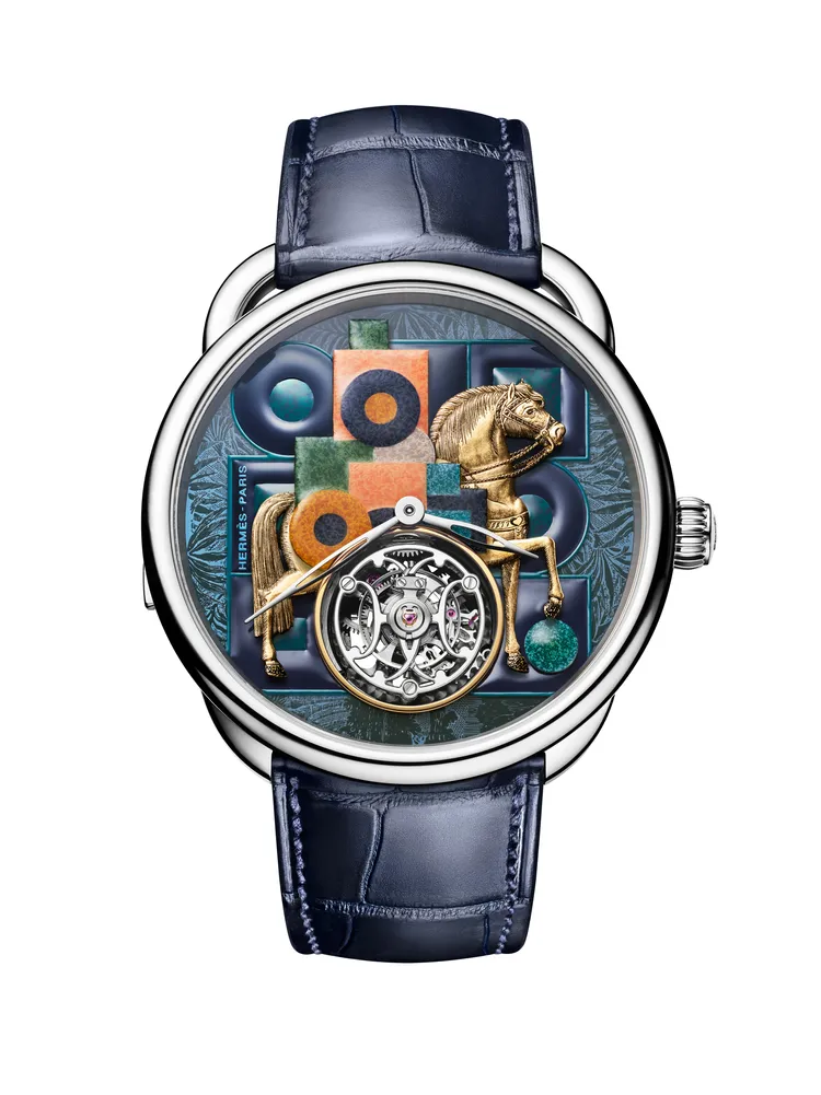 愛馬仕 Arceau Cavalier en Formes腕錶，43mm，白金錶殼 ，藍寶石水晶錶盤（內外兩側微繪、手工彩繪黃金貼飾），深淵藍鱷魚皮錶帶，愛馬仕自製H1924手動上鍊機芯，動力儲存90小時，防水深度30米，限量6只。品牌提供