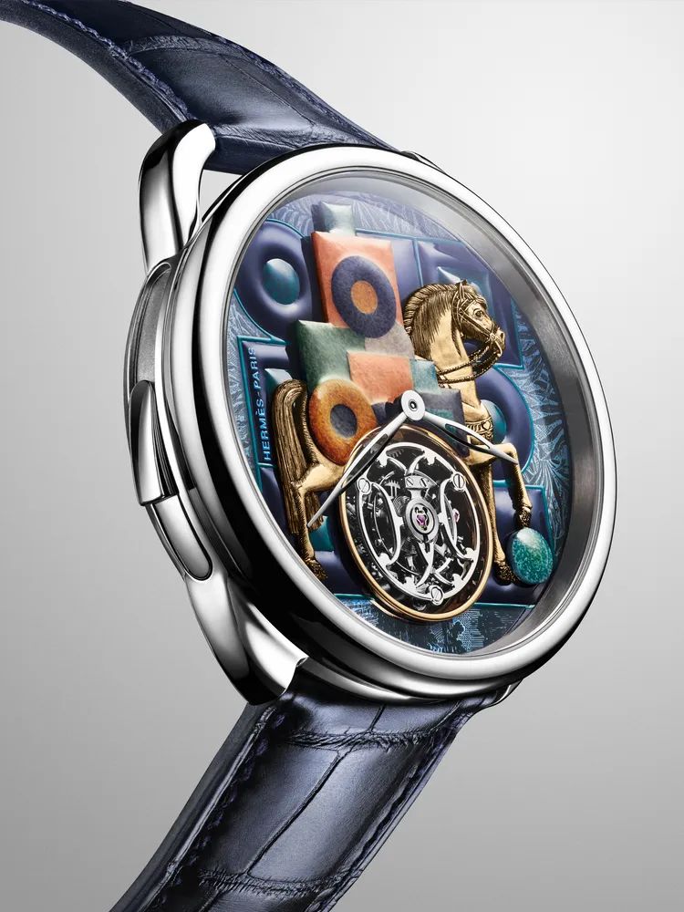 愛馬仕 Arceau Cavalier en Formes腕錶，43mm，白金錶殼 ，藍寶石水晶錶盤（內外兩側微繪、手工彩繪黃金貼飾），深淵藍鱷魚皮錶帶，愛馬仕自製H1924手動上鍊機芯，動力儲存90小時，防水深度30米，限量6只。品牌提供