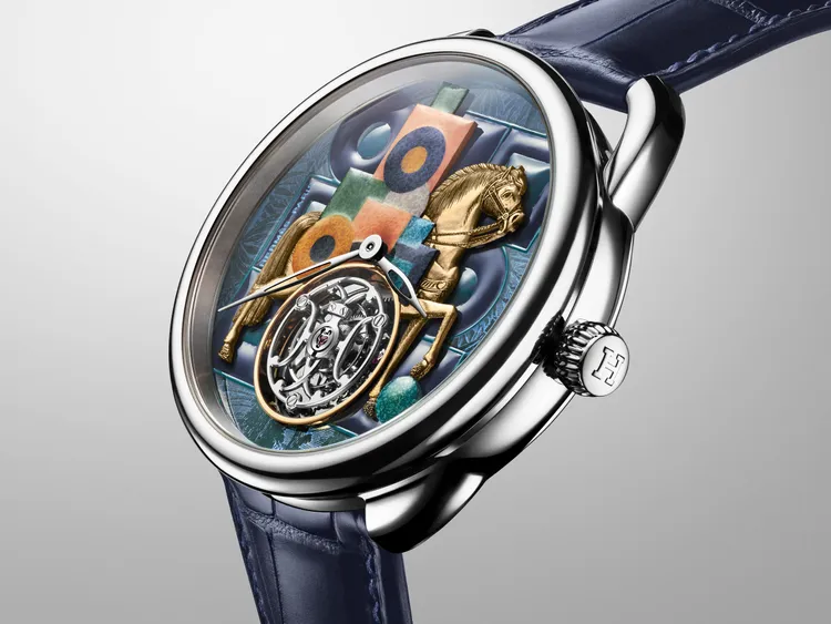 愛馬仕 Arceau Cavalier en Formes腕錶，43mm，白金錶殼 ，藍寶石水晶錶盤（內外兩側微繪、手工彩繪黃金貼飾），深淵藍鱷魚皮錶帶，愛馬仕自製H1924手動上鍊機芯，動力儲存90小時，防水深度30米，限量6只。品牌提供
