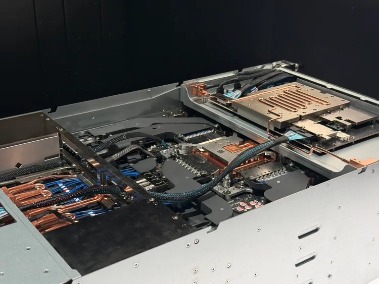輝達展示的NVIDIA Spectrum-X CPO Switch。呂承哲攝