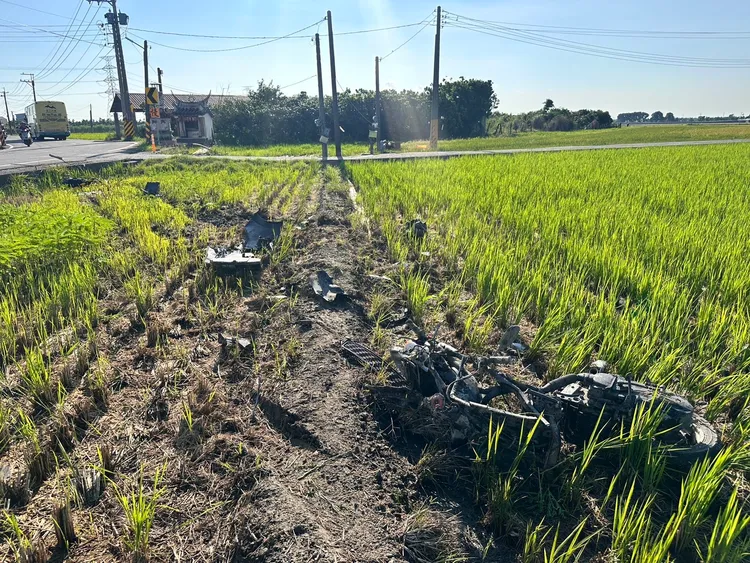 強大撞擊力，造成被撞機車解體。翻攝畫面