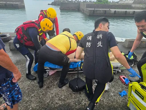 福隆戲水出意外！24歲俄籍男遭捲出外海　漁船尋獲已無呼吸