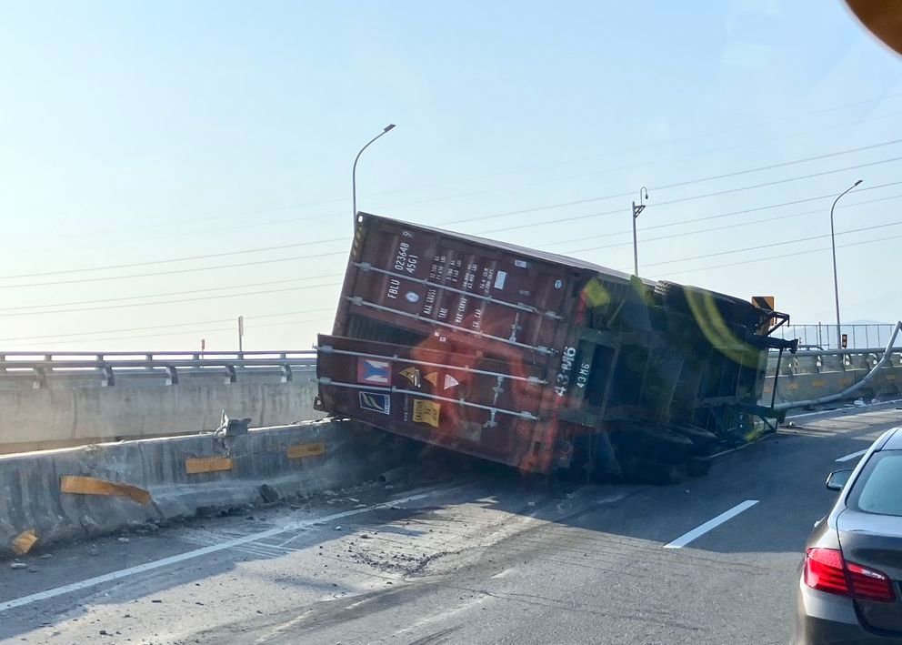 台66大溪往國3匝道聯結車撞分隔島!車頭貨櫃脫節 駕駛受困獲救