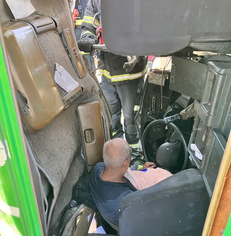 駕駛受困。桃園市消防局提供