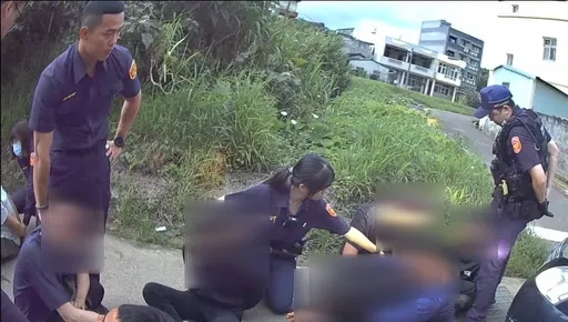 廂型車走走停停露餡！蘆竹警「貼車門包抄」　一舉逮獲8名失聯移工