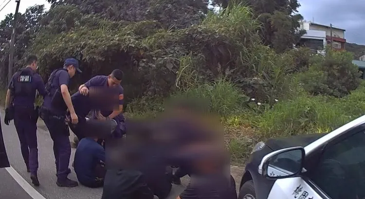 警方制伏移工。蘆竹警分局提供
