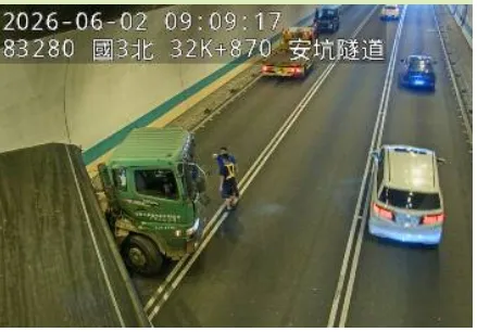 半聯結車車頭撞壁翻轉90度，所幸駕駛無受傷。翻攝畫面