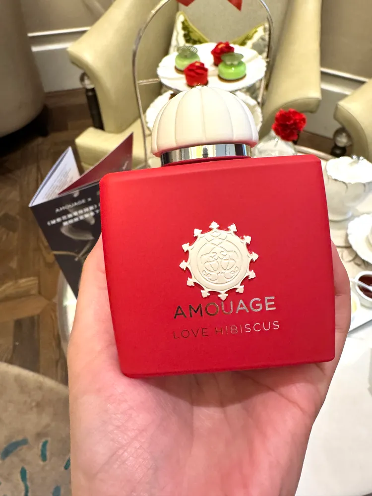 AMOUAGE秘密花園系列緋愛朱槿，1萬3800元。張家玲攝
