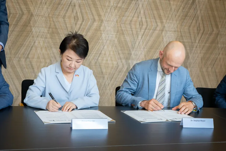 盧市長與德國薩克森邦哥利茲縣縣長邁耶共同簽署國際交流備忘錄。市府提供