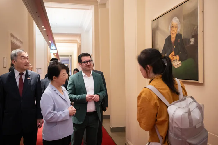 柏林邦議會友台小組共同主席Jian Omar議員，為盧秀燕導覽議會並介紹牆上榮譽市民畫像。市府提供