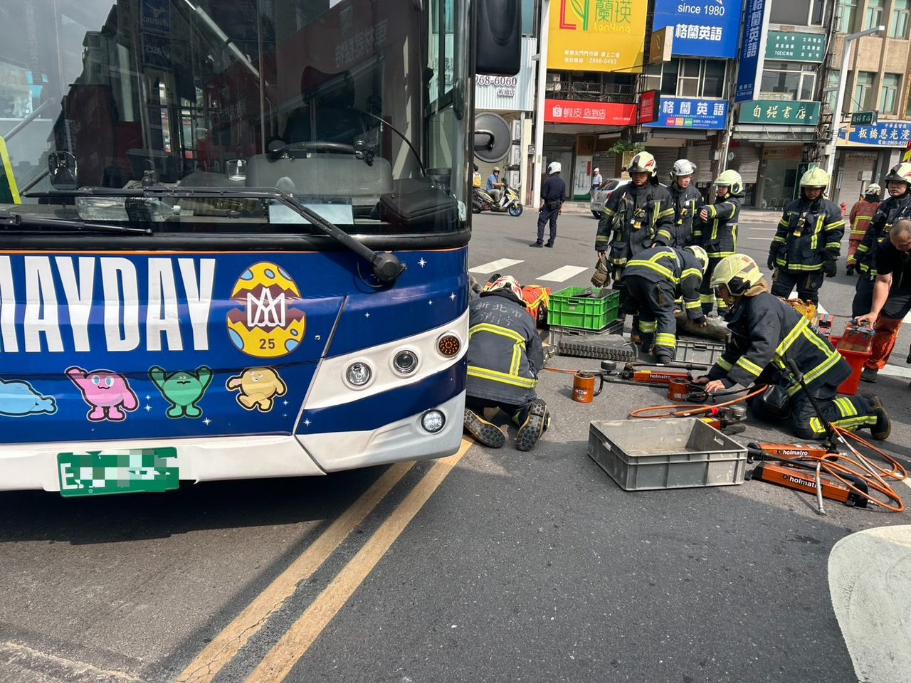 板橋鬧區驚悚瞬間!公車一度停讓又撞上「婦遭捲車底」 她搶救後仍不治