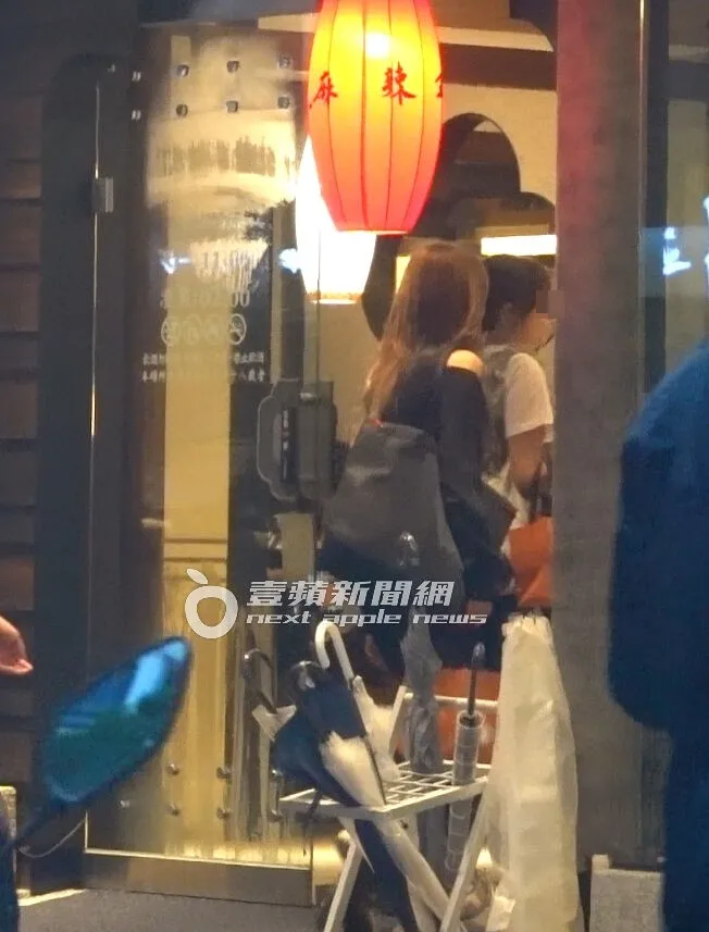 在工作人員帶領下，工藤靜香走進餐廳包廂內用餐。特勤中心攝