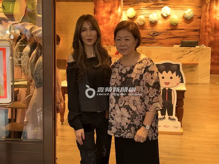 工藤靜香（左）與「台北犁記」老闆娘合照，後面也有一個小丸子人形立牌。特勤中心攝