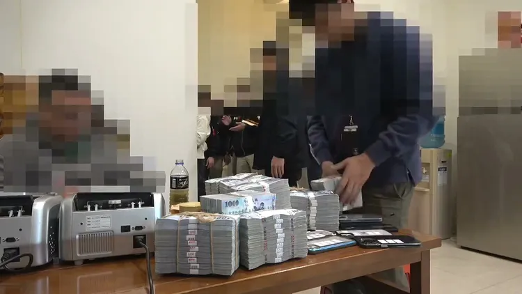 專案小組查扣2446萬元現金。民眾提供
