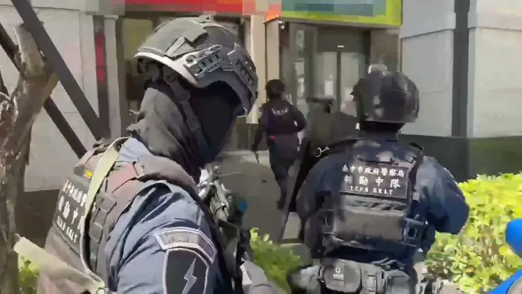 警方搜索當鋪等9處地點，逮捕蔡姓主嫌等8人。民眾提供