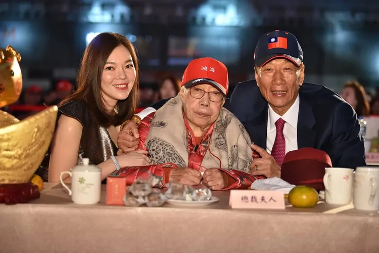 郭台銘母親初永真（中）在世時，一直跟兒子誇曾馨瑩好，昔日3人溫馨合影。翻攝郭台銘臉書