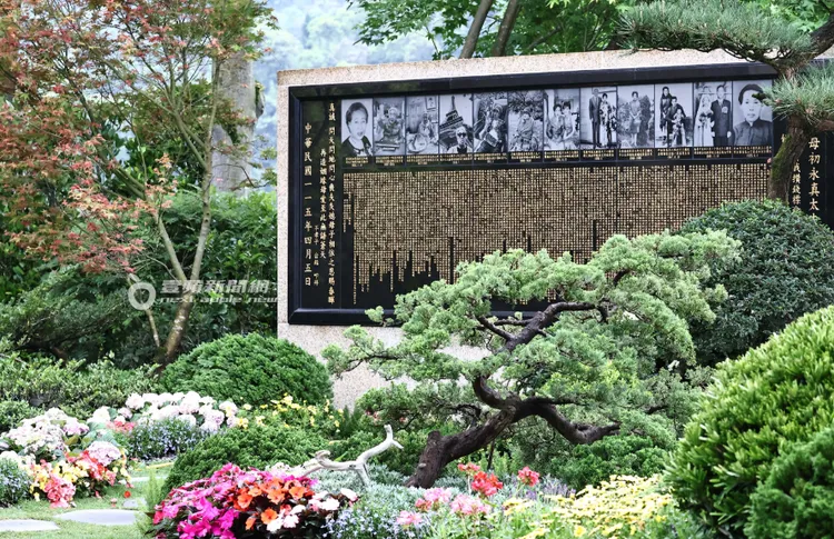 郭台銘母親墓園永真園，石碑上刻印郭台銘寫下的初永真百歲誌銘，裡面提到他與曾馨瑩的交往點滴。特勤中心攝