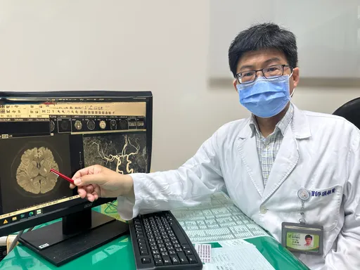 40歲工程師天天熬夜追劇竟腦中風　右手突癱、講話含糊急送醫