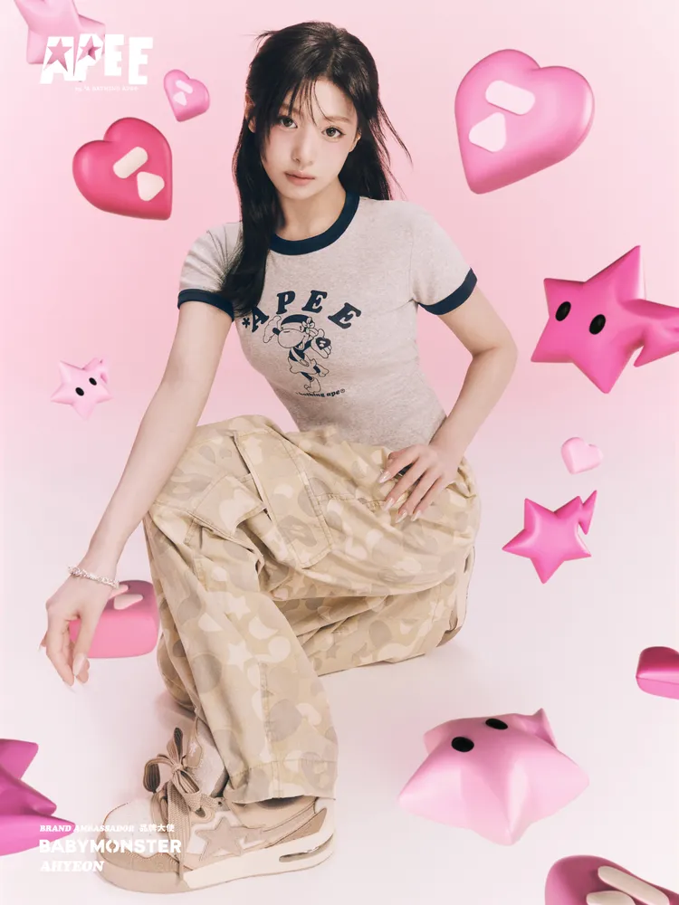 Ahyeon以撞色滾邊復古圓領Ringer Tee搭配迷彩寬褲，散發美式校園氣息。品牌提供