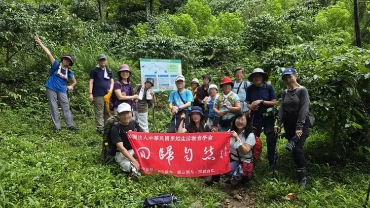 蝴蝶谷登山團團員出發前在登山口合影，沒想到途中發生落石，造成4死1傷。吳水丕提供